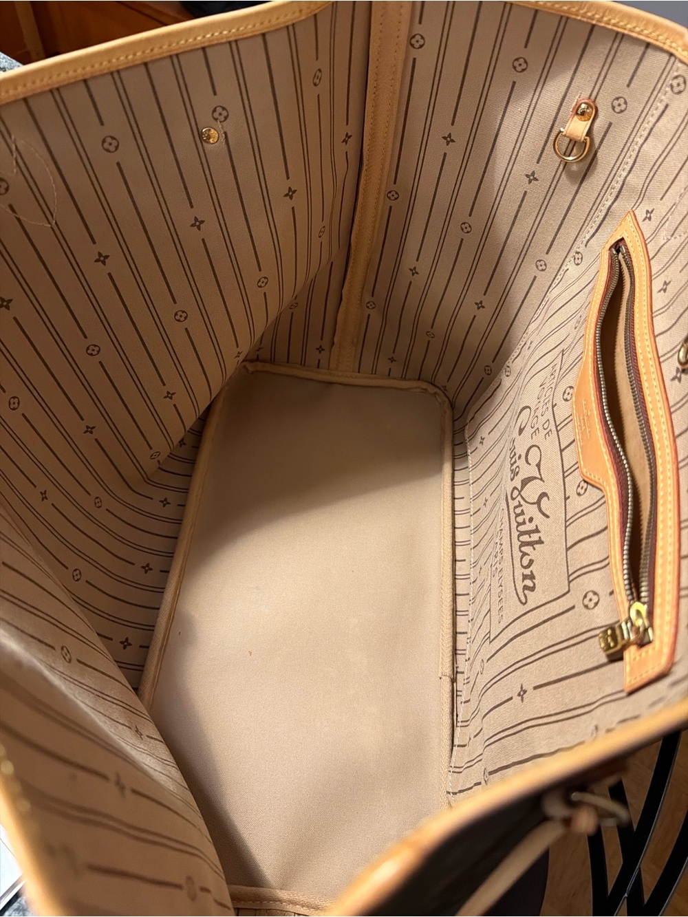 Louis Vuitton GM Neverfull Monogram Canvas Neverfull Tote with Vachetta Handles - Picture 3 of 3